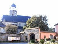 Kastenhof mit Pfarrkirche